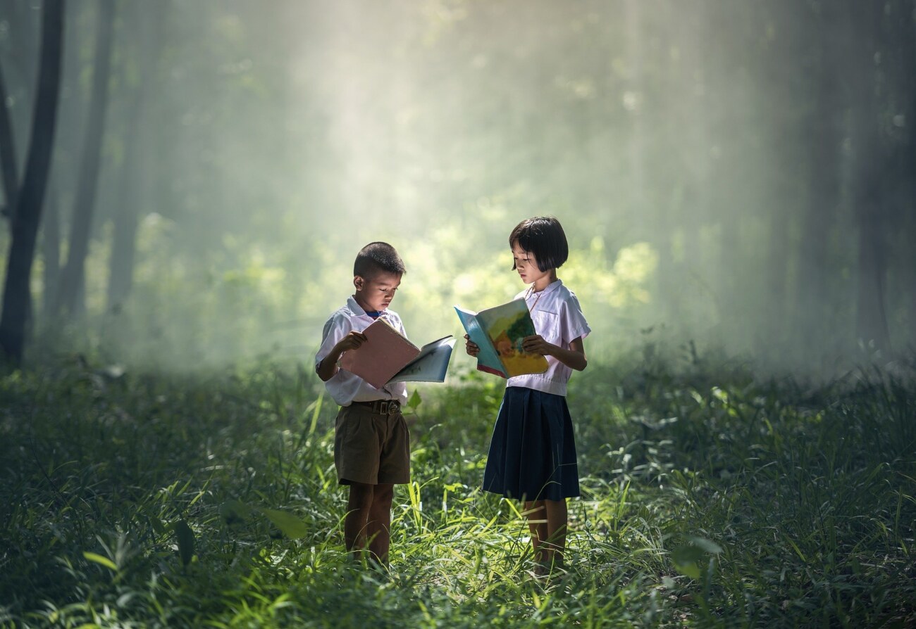 2人の子供が森で読書