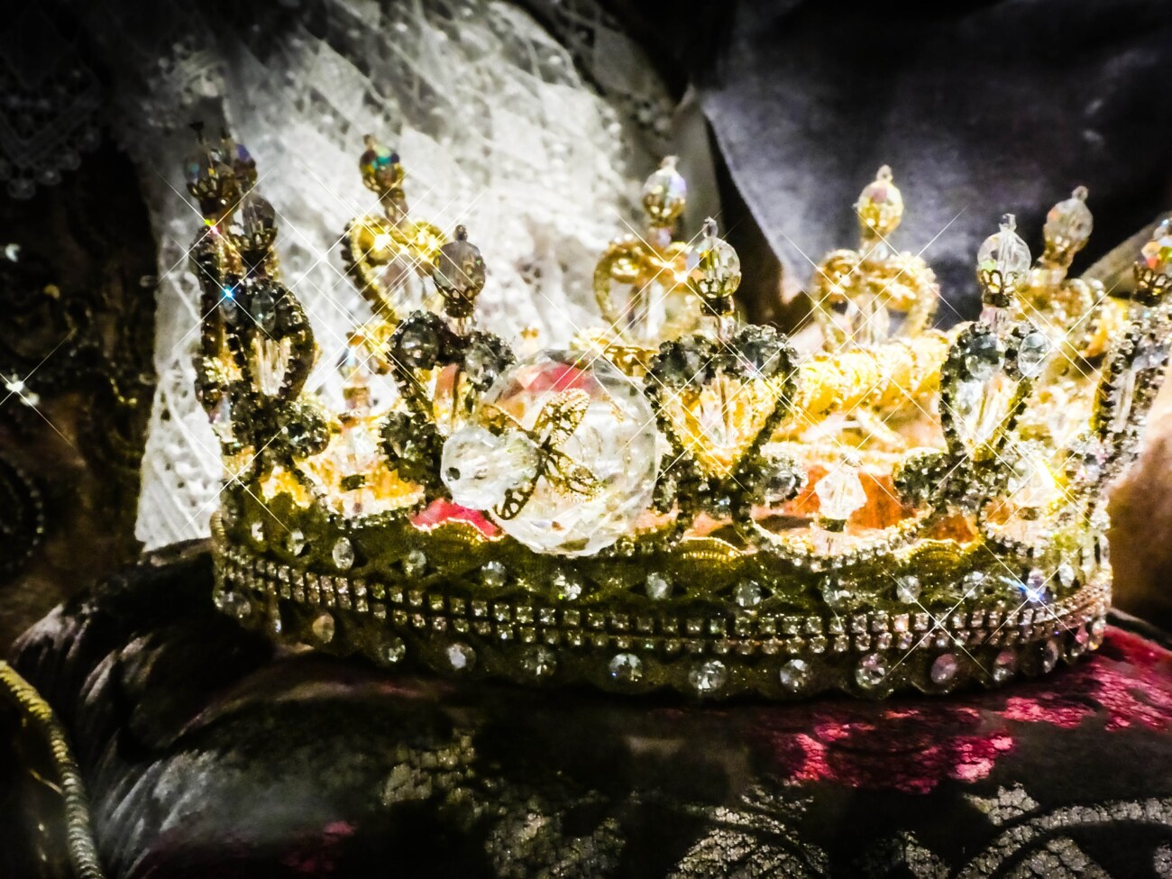 クリスタルの飾りがついている黄金の王冠
