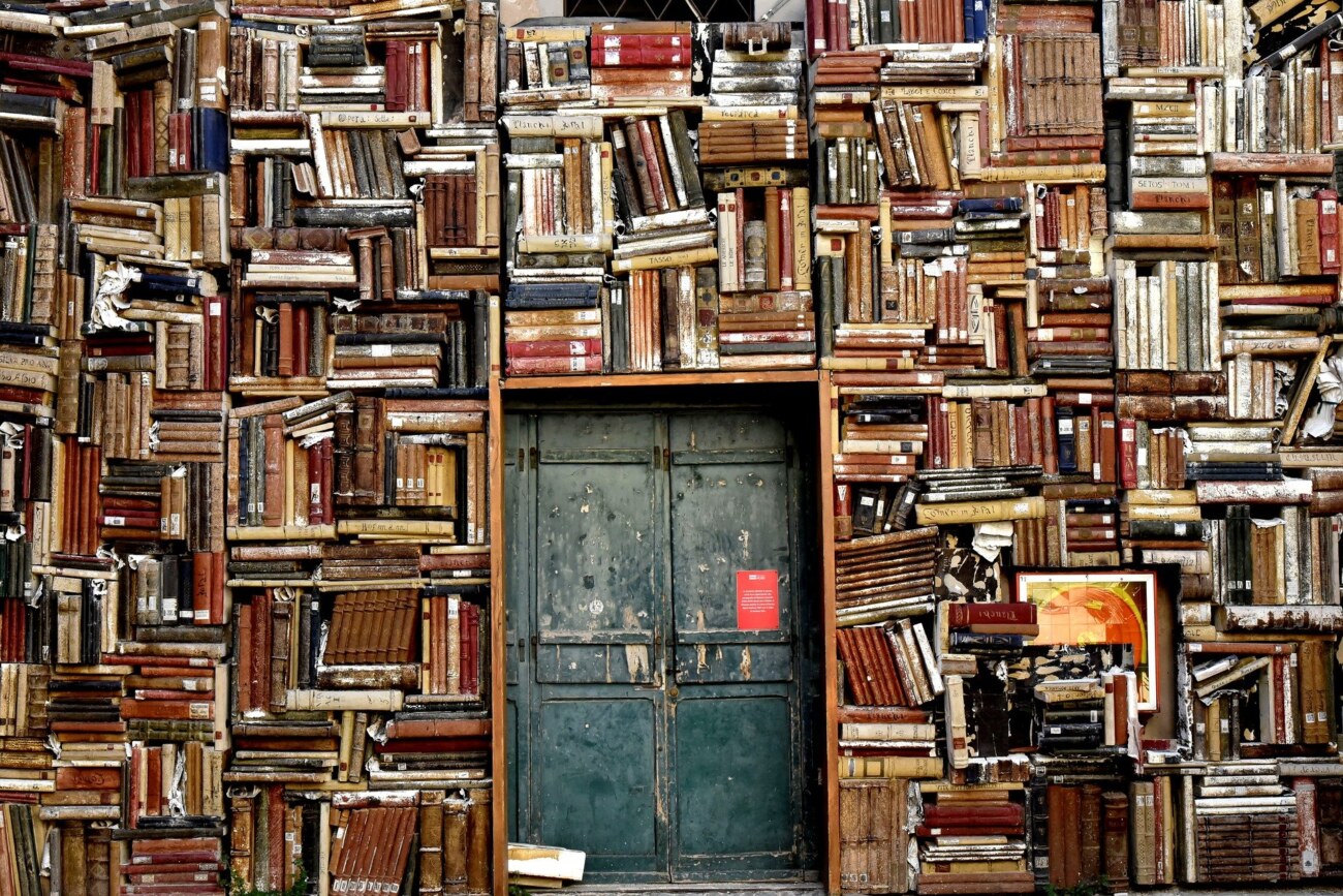 多くの図書に囲まれた緑色の扉の写真