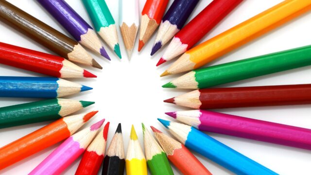 カラフルな色鉛筆の輪