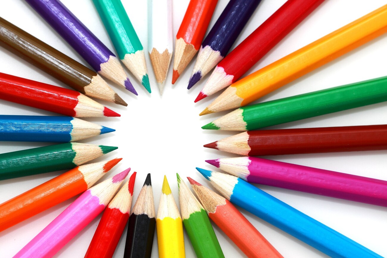 カラフルな色鉛筆の輪