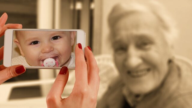 老人をスマホで写すと赤ちゃんになる写真