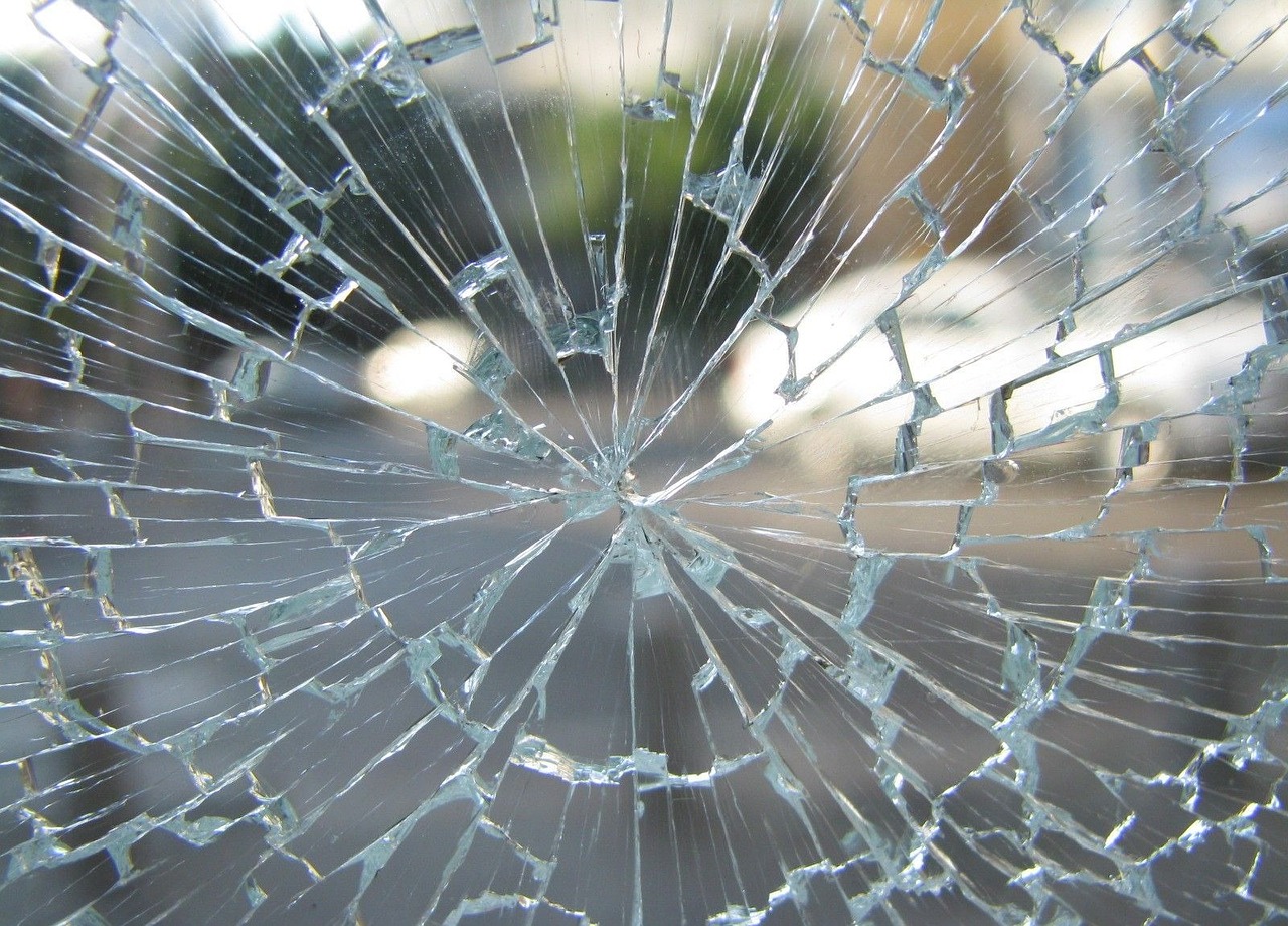 蜘蛛の巣状に割れたガラス