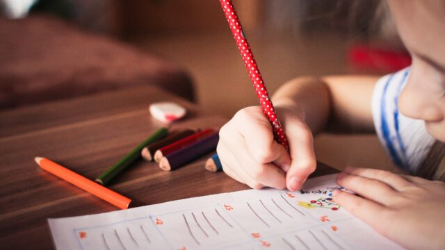 子どもが鉛筆をもって学習している様子