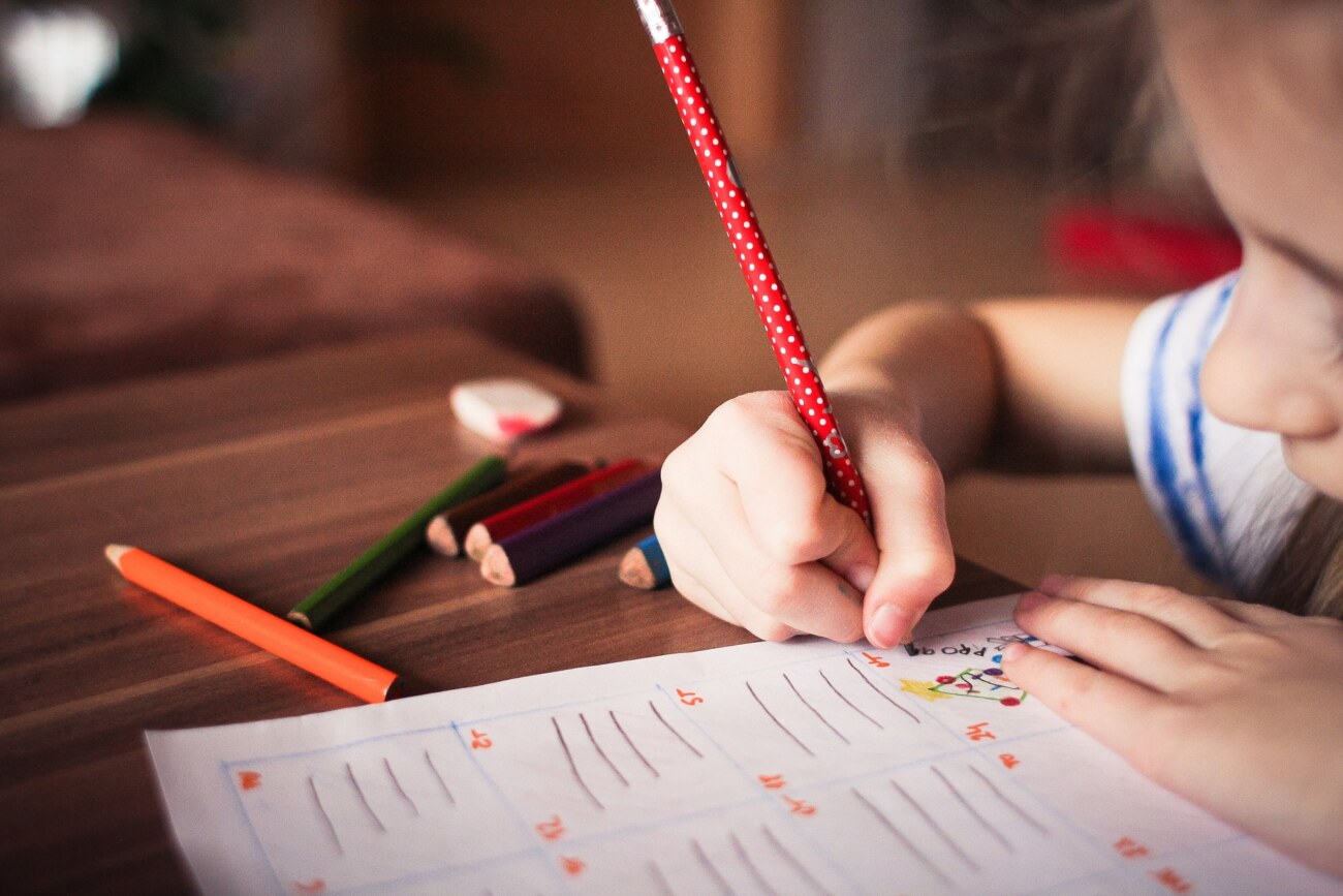子どもが鉛筆をもって学習している様子