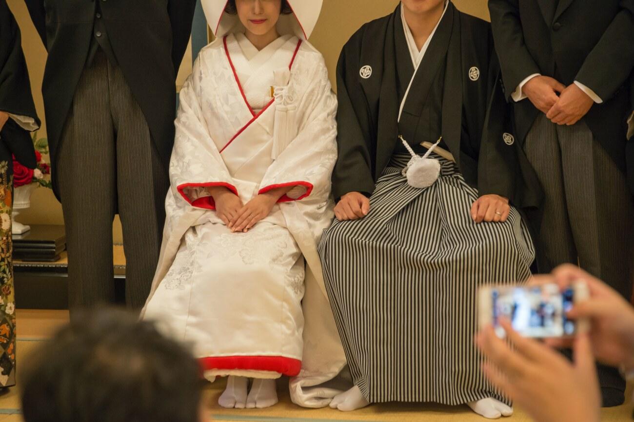 和装で挙式をあげる日本人の夫婦