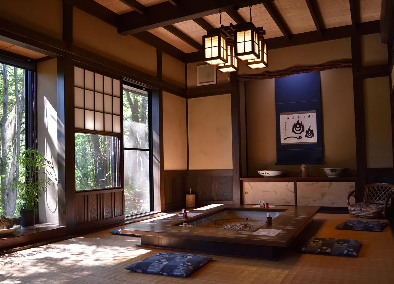 開放的な日本式家屋の居間